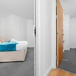 Luxe Two Bedroom Apartment - City Centre - Large Balcony - Secure Parking 1001M