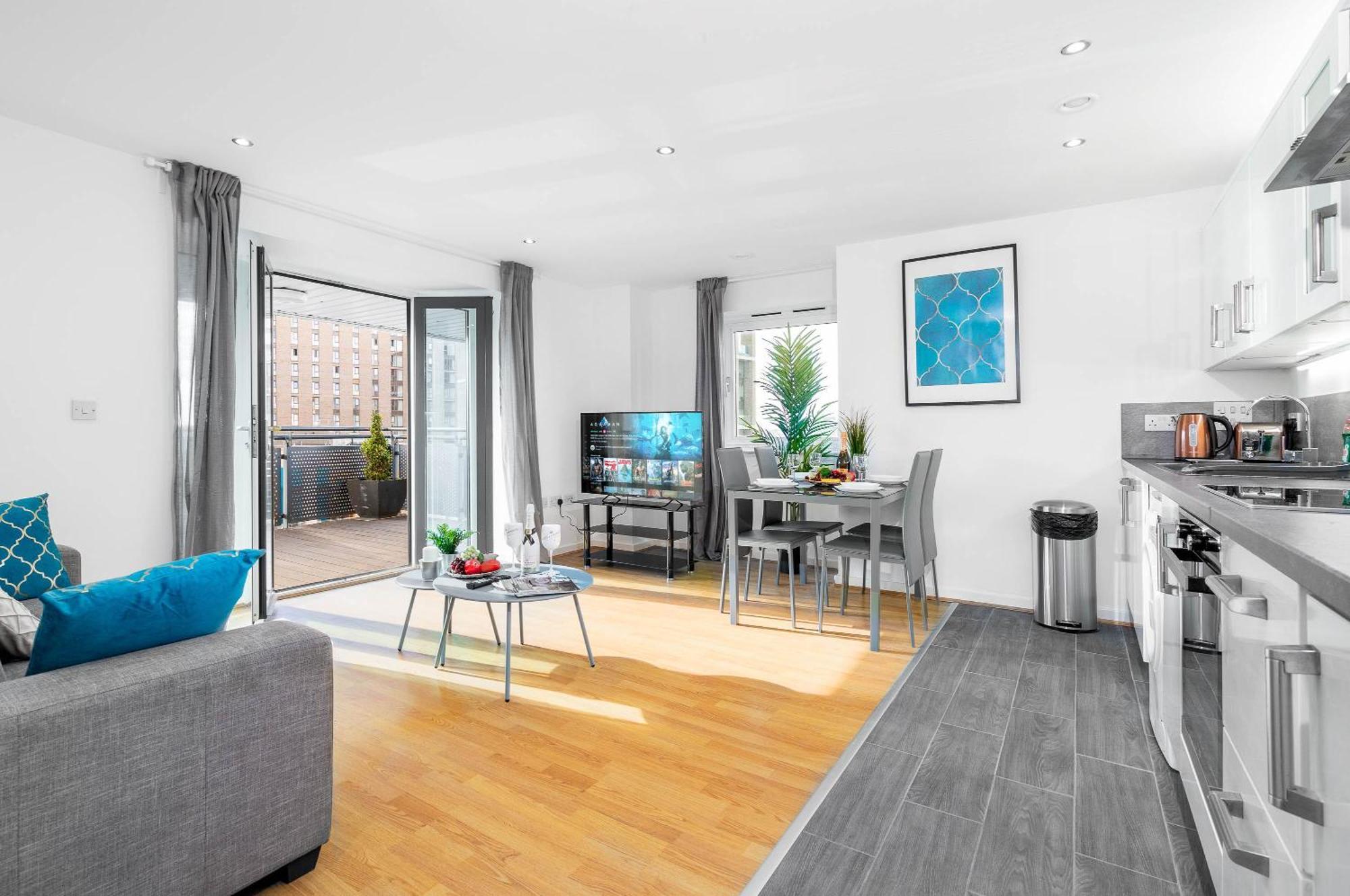 Luxe Two Bedroom - Centre - Large Balcony - Secure Parking 1001m *