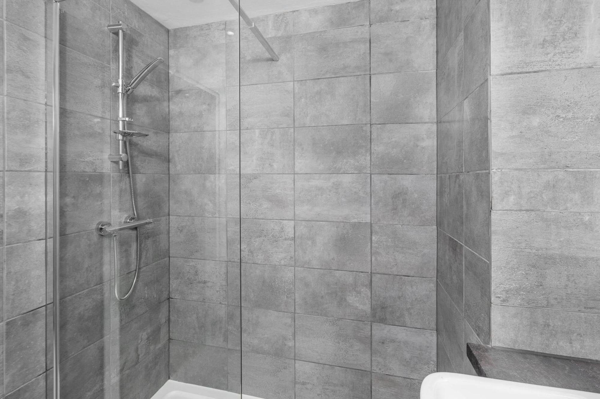 Apartment Luxe Two Bedroom - Centre - Large Balcony - Secure Parking 1001m *