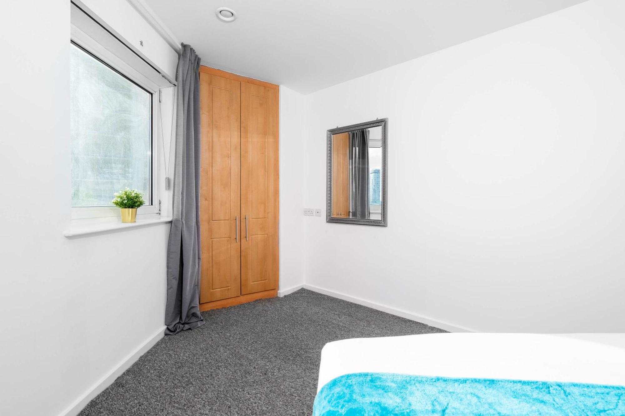 Luxe Two Bedroom - Centre - Large Balcony - Secure Parking 1001m *