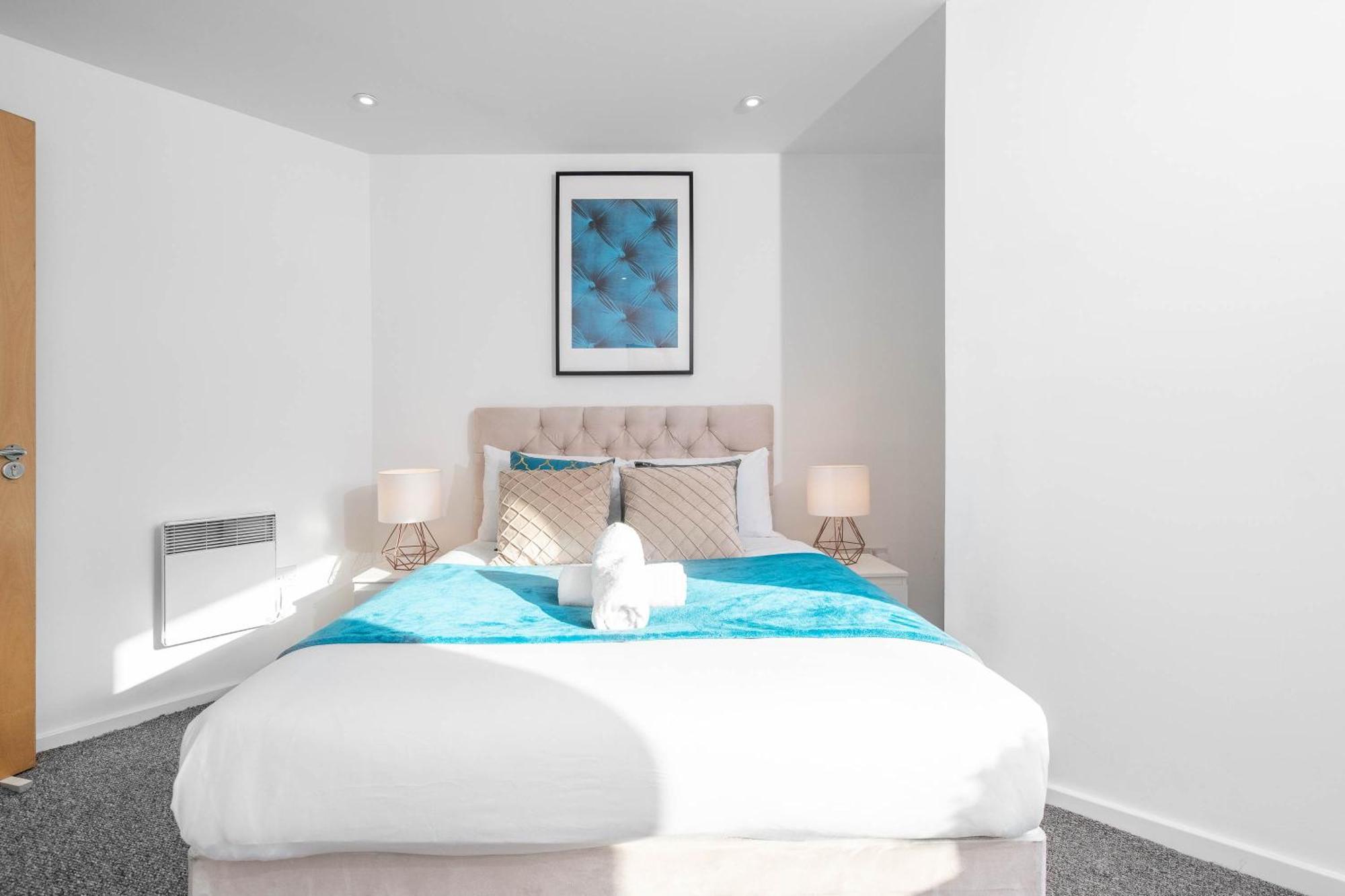 Luxe Two Bedroom - Centre - Large Balcony - Secure Parking 1001m
