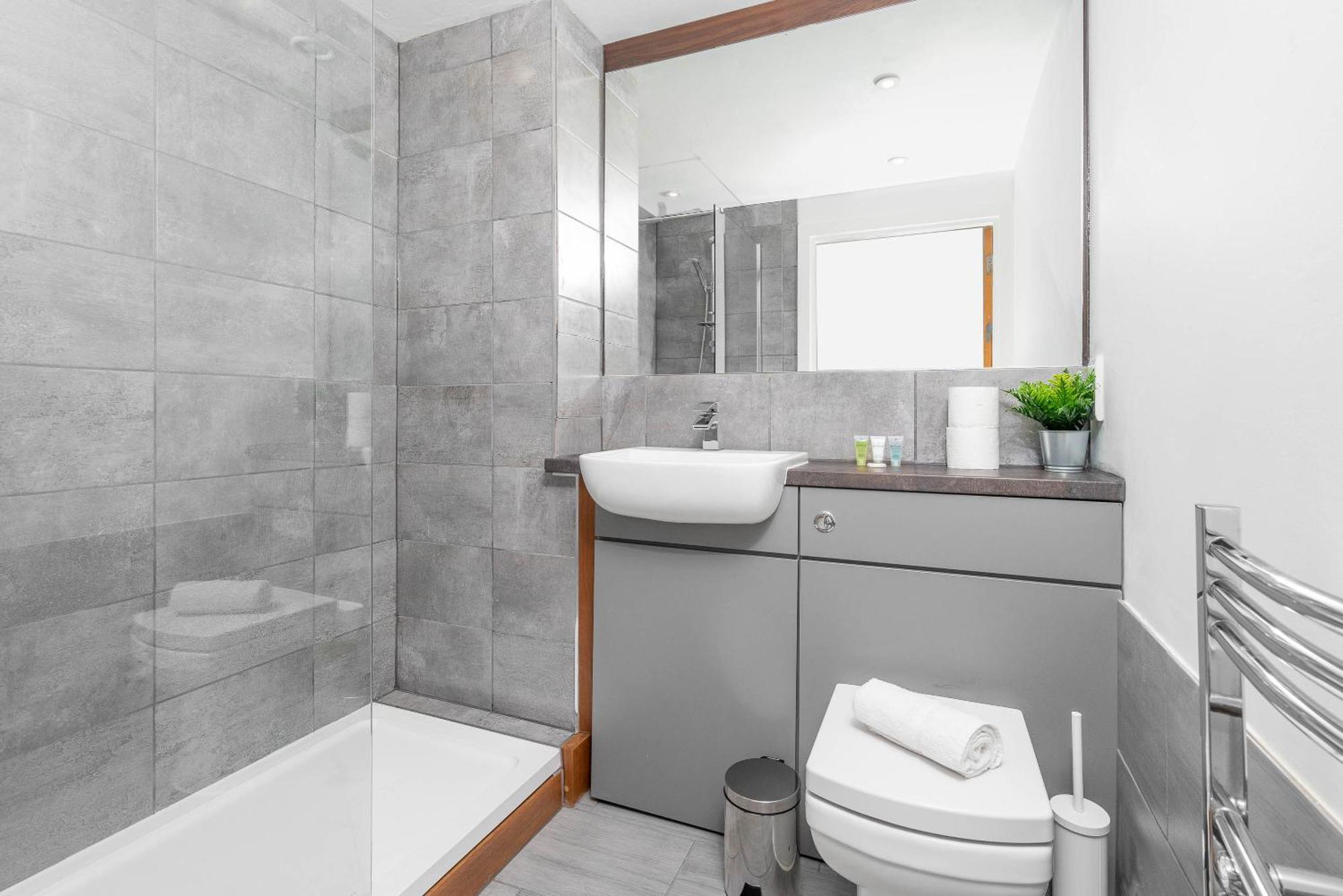 Apartment Luxe Two Bedroom - Centre - Large Balcony - Secure Parking 1001m Birmingham