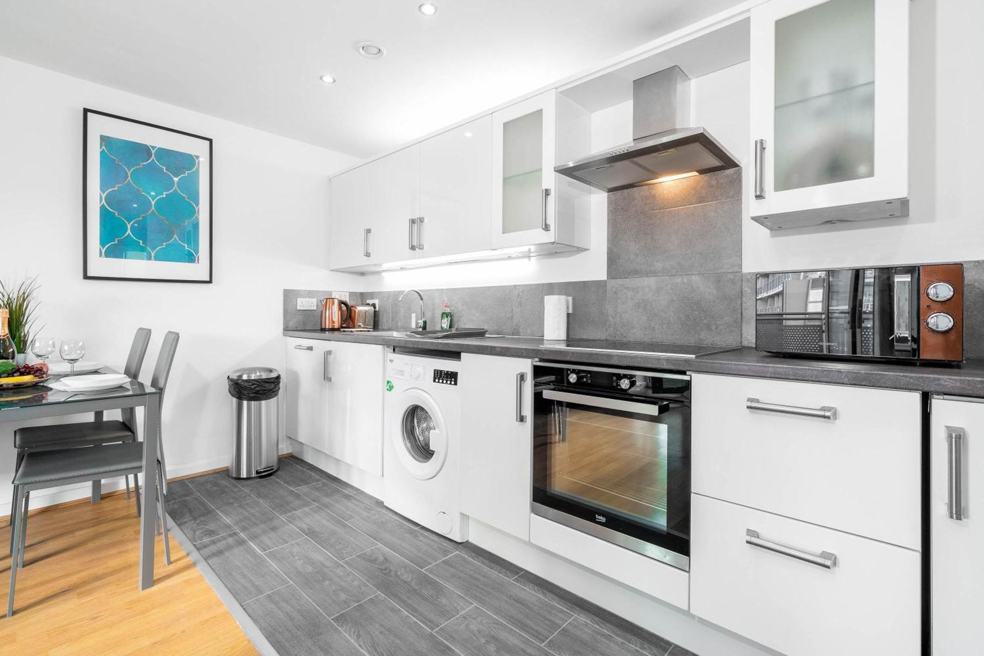 Luxe Two Bedroom - Centre - Large Balcony - Secure Parking 1001m Apartment Birmingham