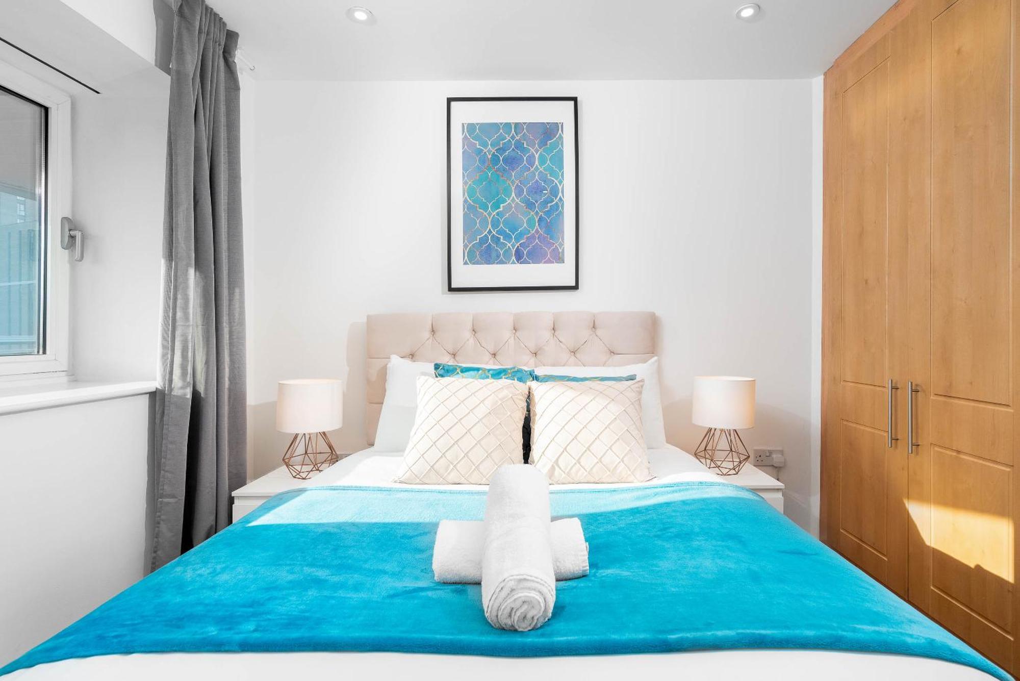 Luxe Two Bedroom - Centre - Large Balcony - Secure Parking 1001m *