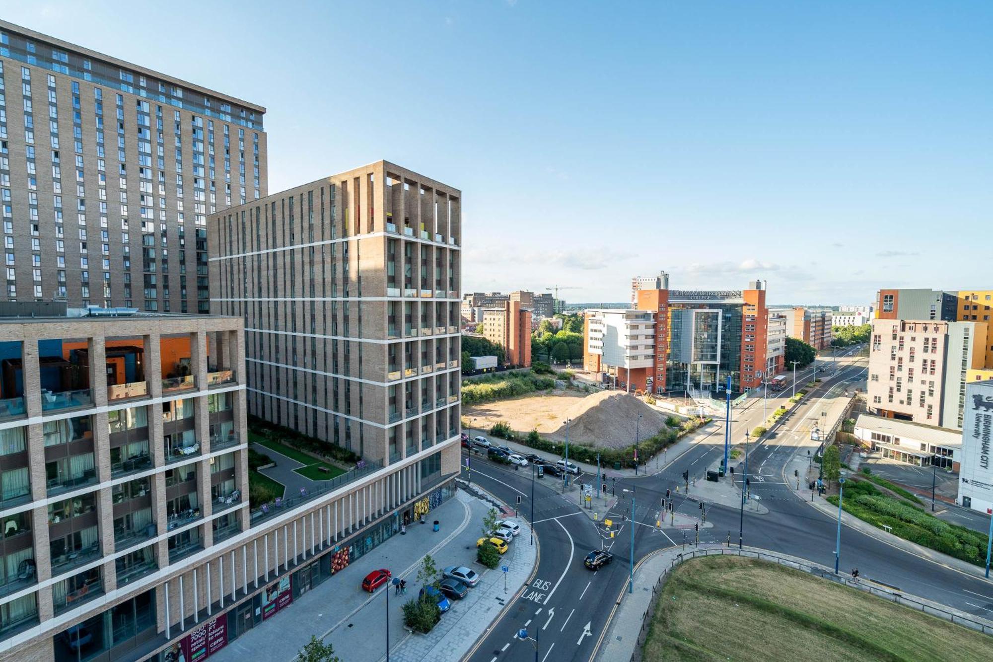 Luxe Two Bedroom - Centre - Large Balcony - Secure Parking 1001m
