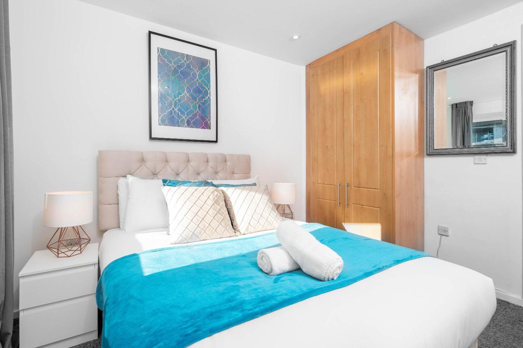 Apartment Luxe Two Bedroom - Centre - Large Balcony - Secure Parking 1001m *
