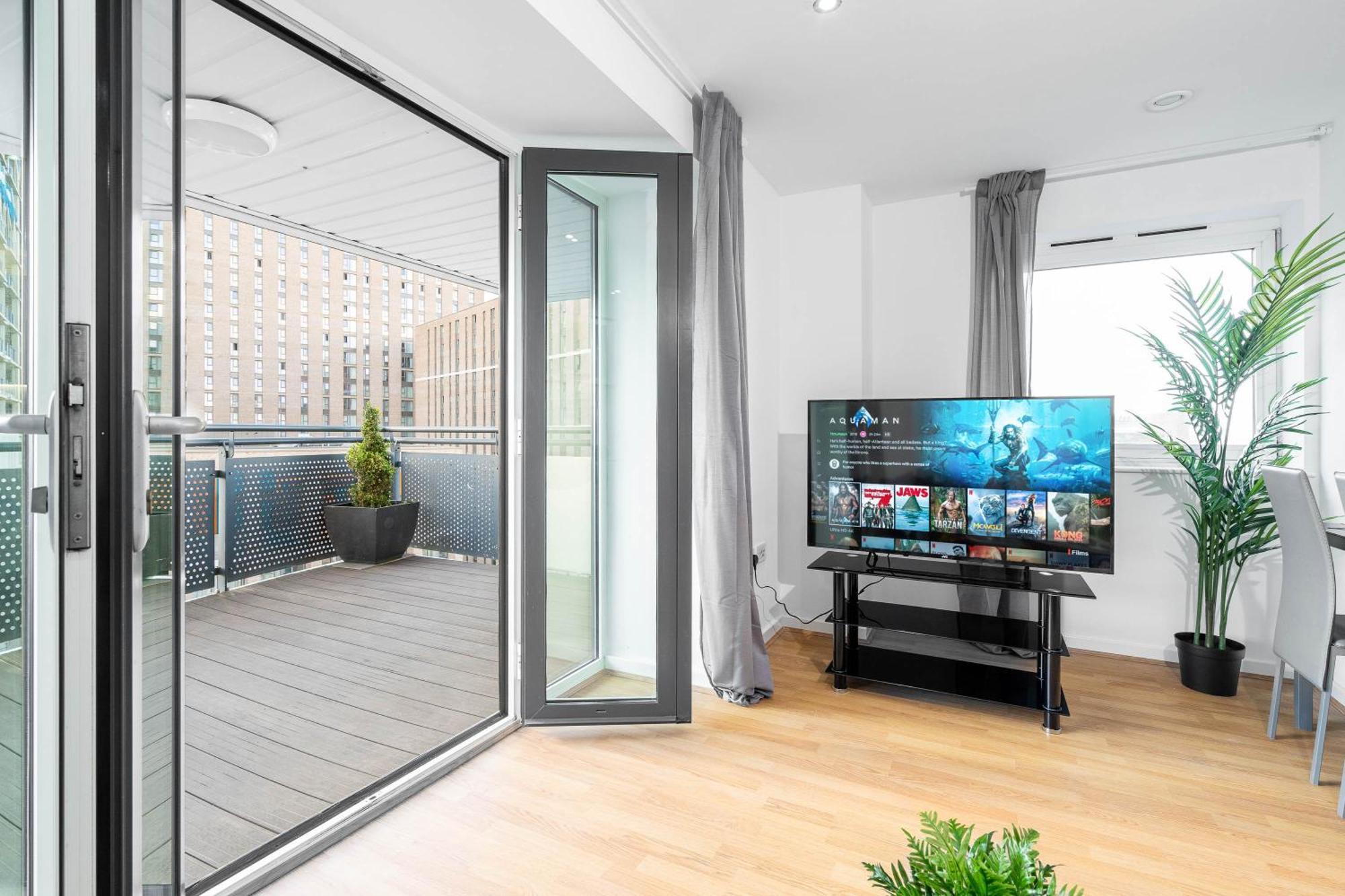 Luxe Two Bedroom - Centre - Large Balcony - Secure Parking 1001m Birmingham