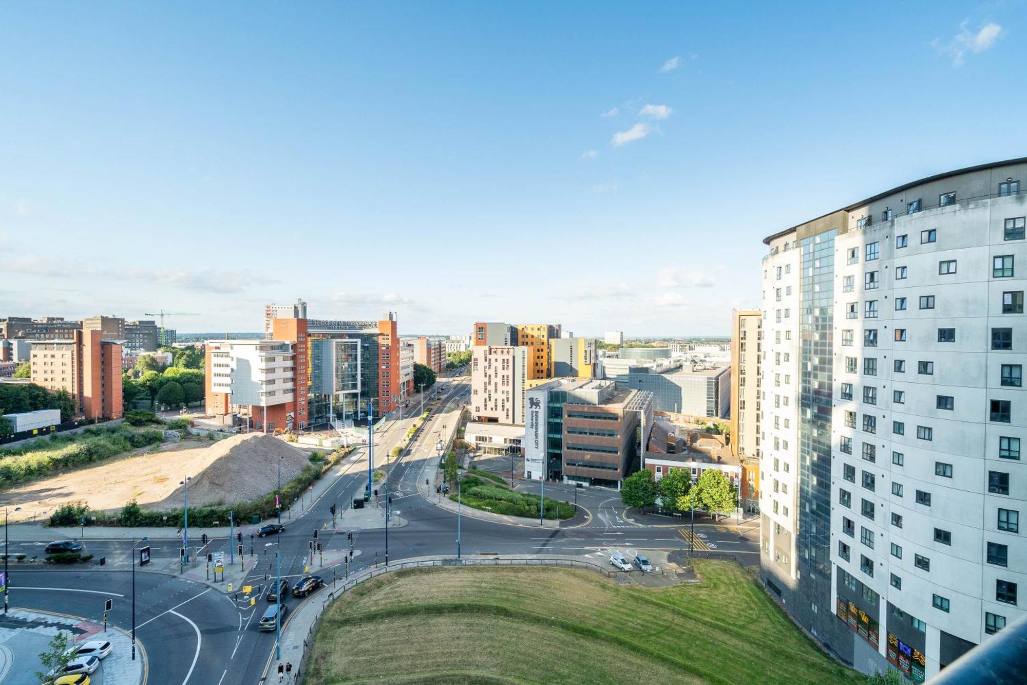 Apartment Luxe Two Bedroom - Centre - Large Balcony - Secure Parking 1001m *