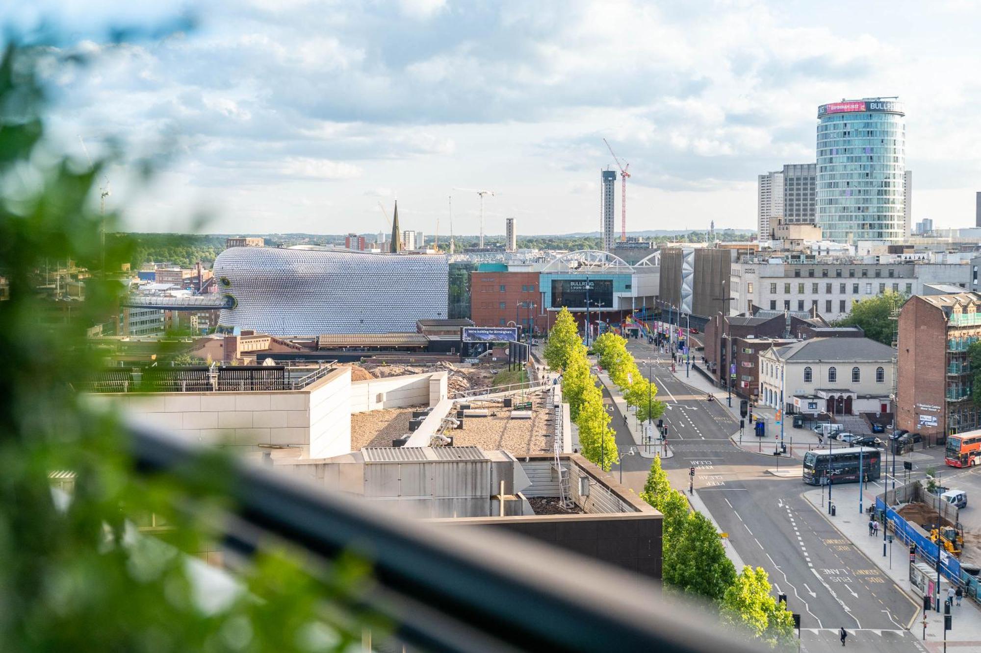 Luxe Two Bedroom - Centre - Large Balcony - Secure Parking 1001m Apartment Birmingham