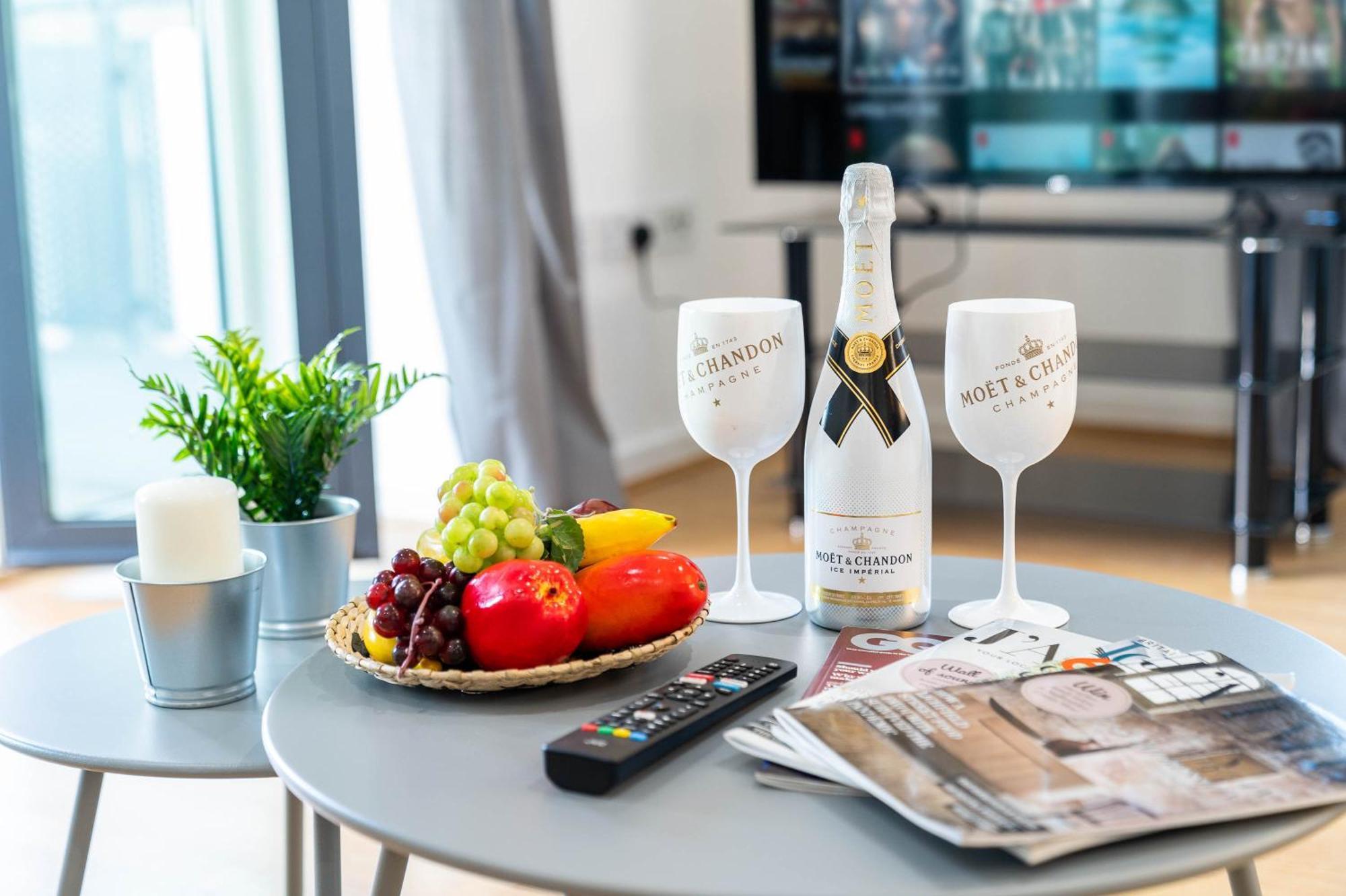 Luxe Two Bedroom - Centre - Large Balcony - Secure Parking 1001m *