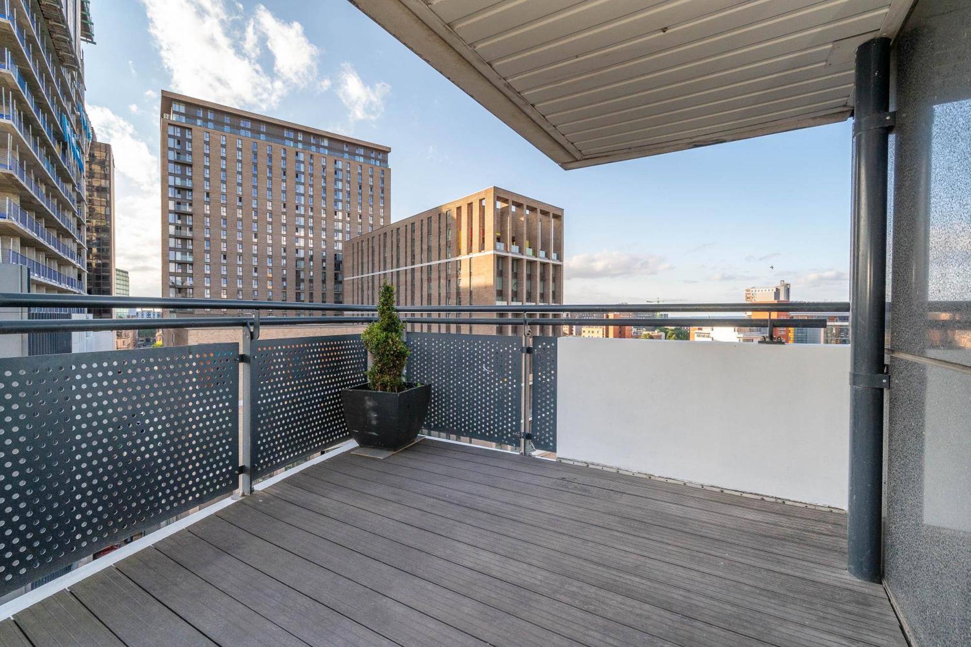 Luxe Two Bedroom - Centre - Large Balcony - Secure Parking 1001m Birmingham