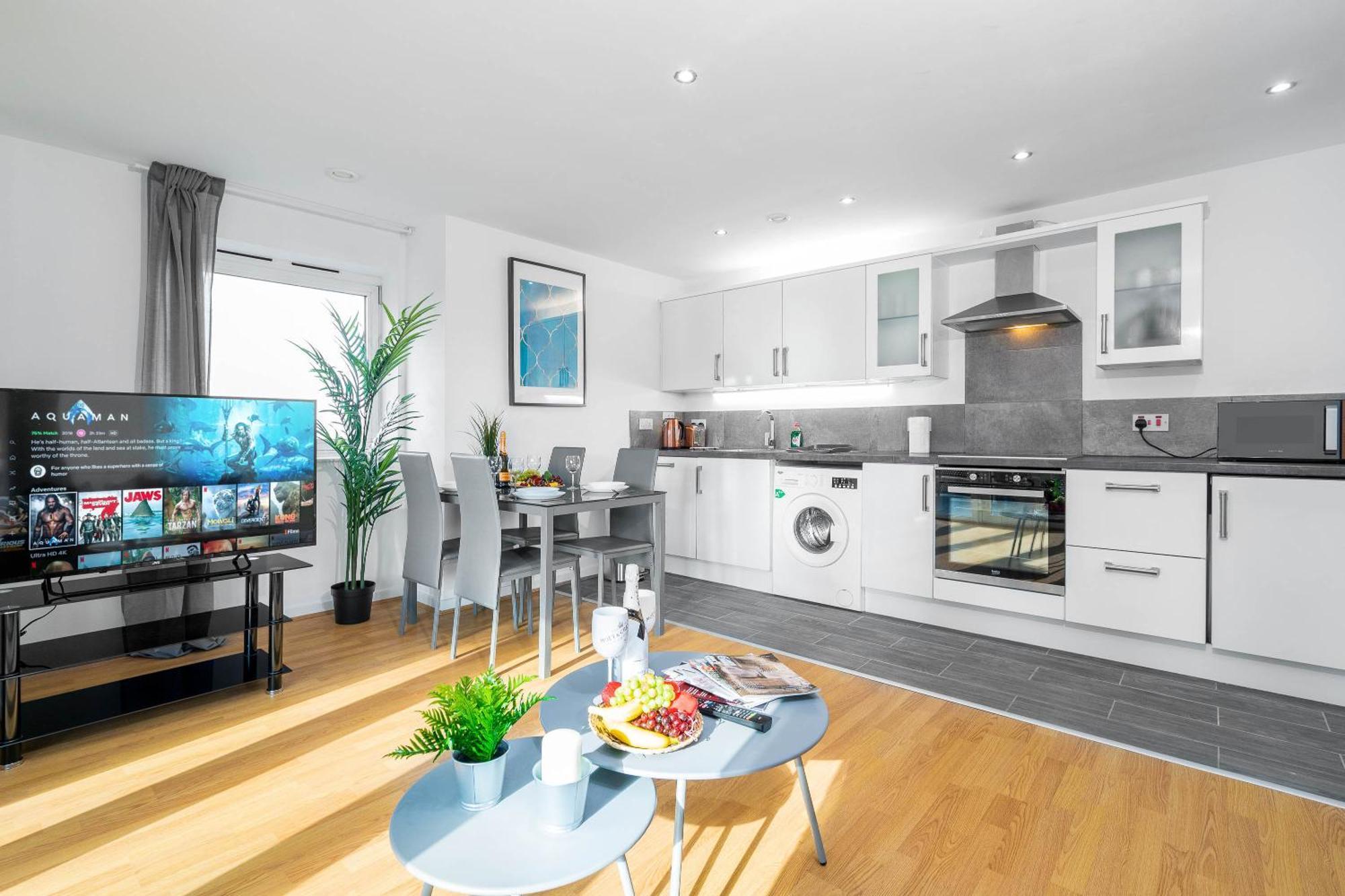 Apartment Luxe Two Bedroom - Centre - Large Balcony - Secure Parking 1001m *