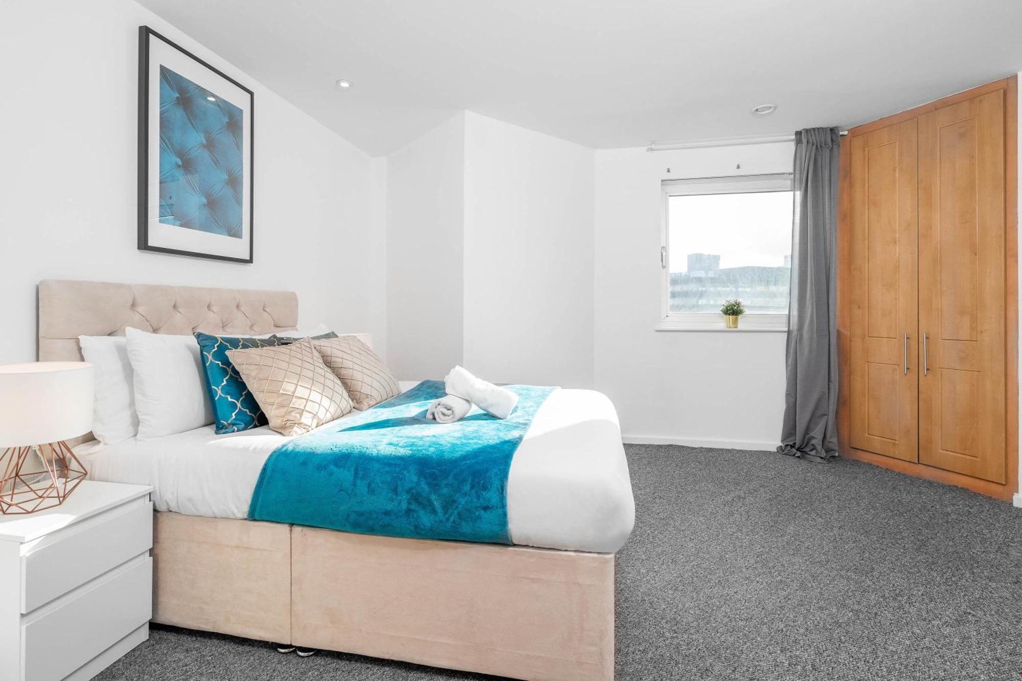 Luxe Two Bedroom - Centre - Large Balcony - Secure Parking 1001m Apartment Birmingham