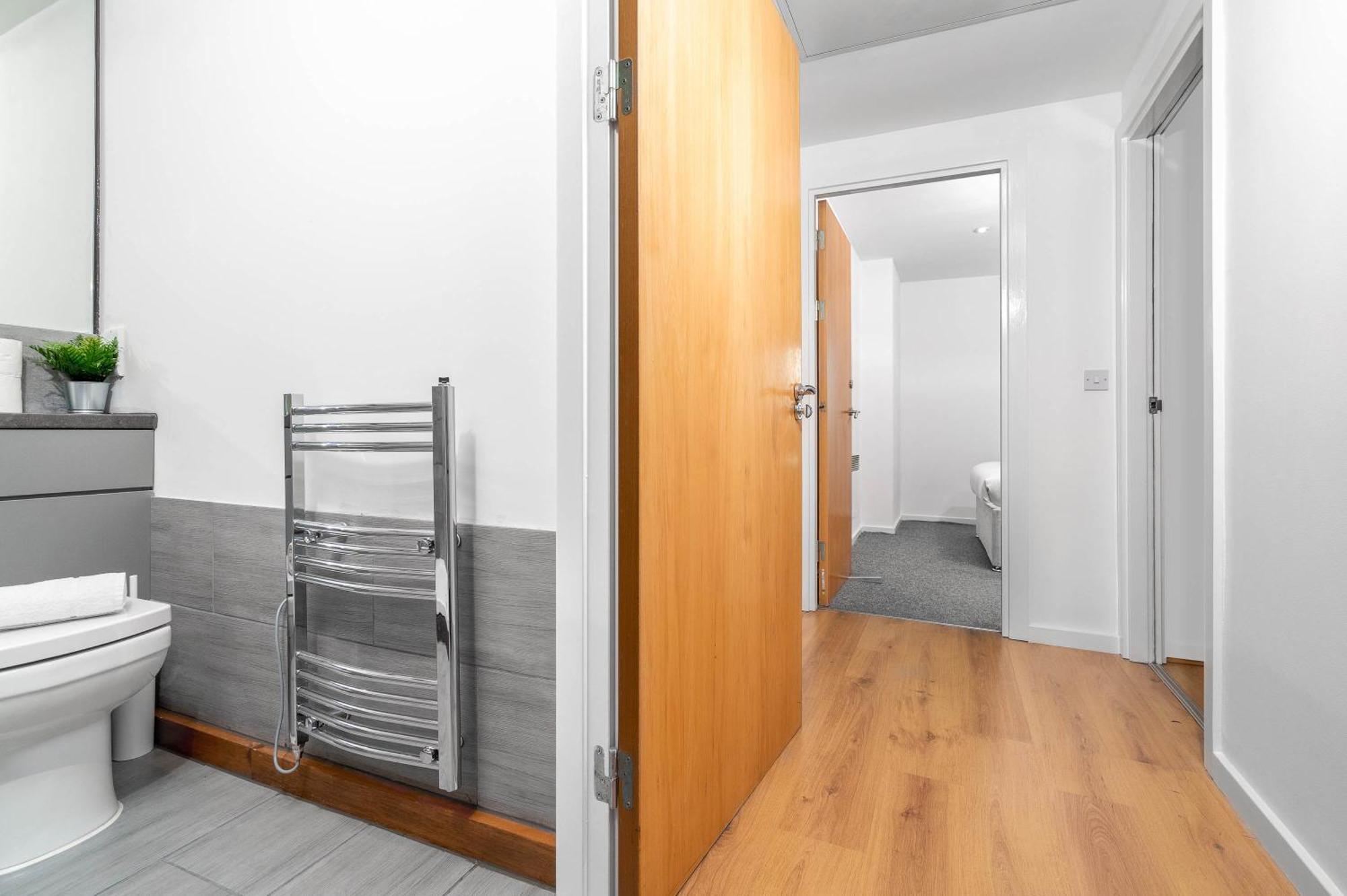 Apartment Luxe Two Bedroom - Centre - Large Balcony - Secure Parking 1001m *