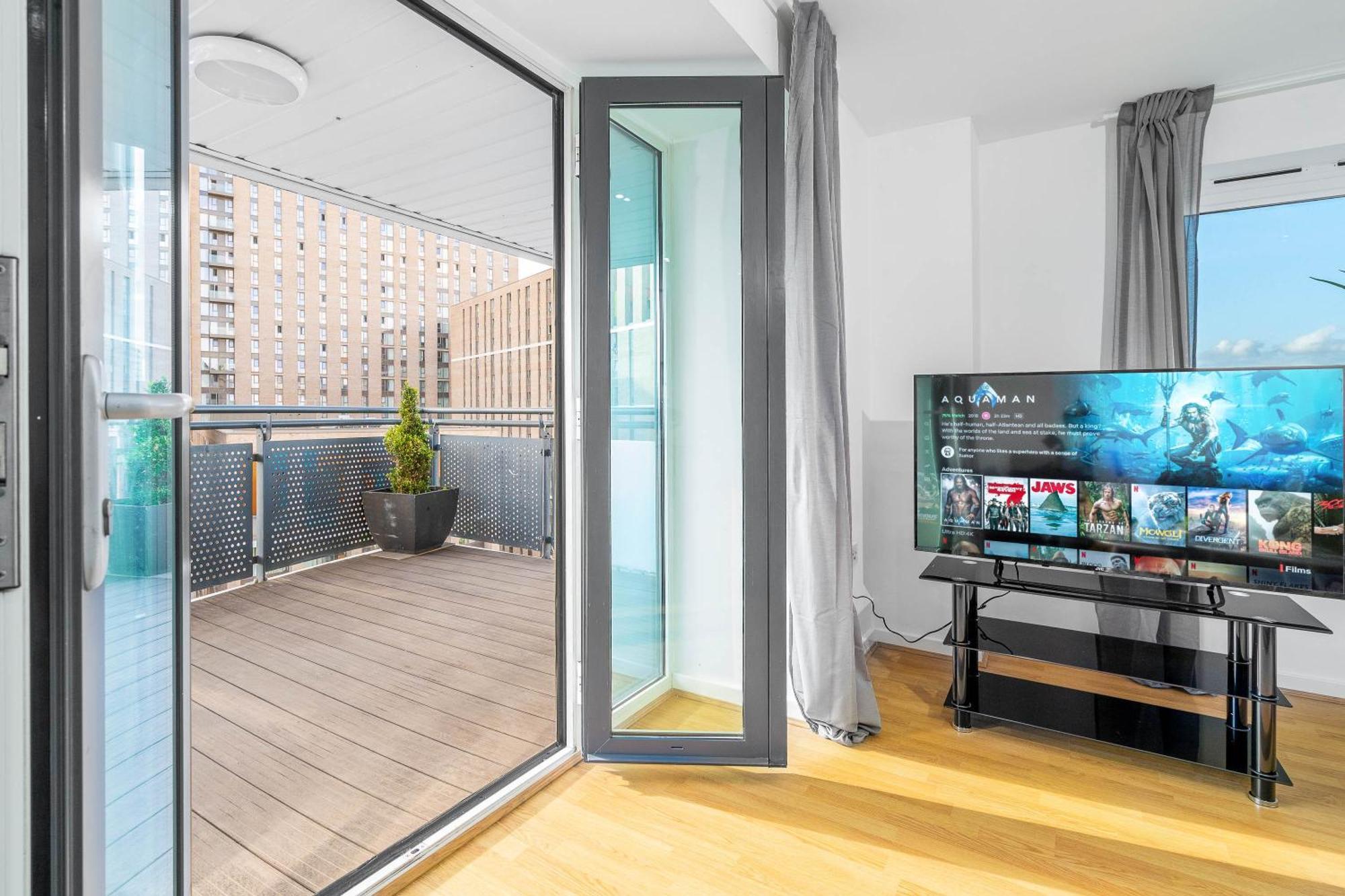 Luxe Two Bedroom - Centre - Large Balcony - Secure Parking 1001m Apartment